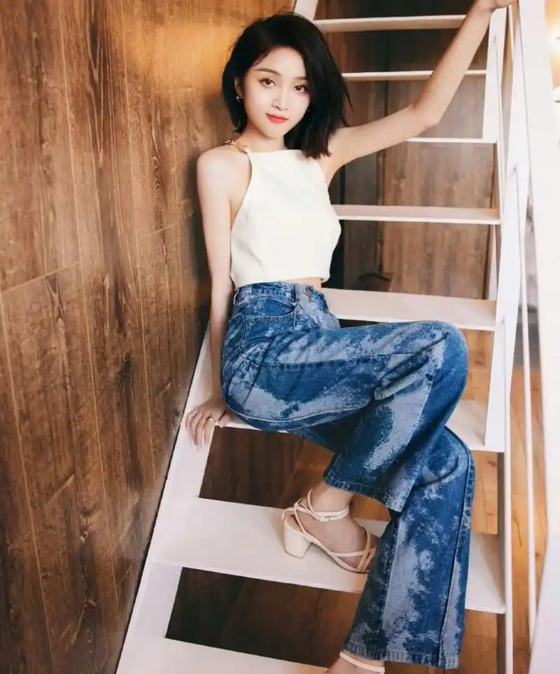 吴宣仪# 身穿白色裸背背心搭配牛仔裤,清纯甜美的容颜,窈窕曼妙的