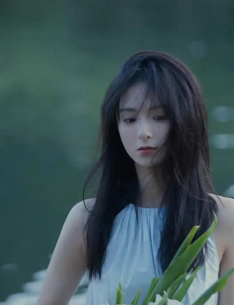 厉嘉琪白色连衣裙水边写真