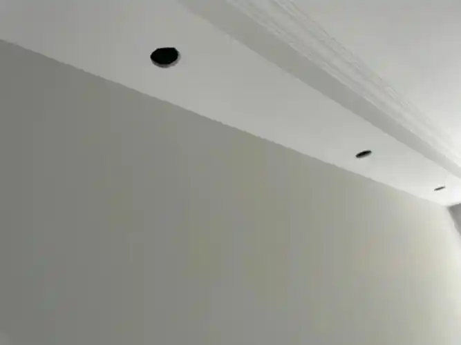 换色,换成现在的棕咖色,儿童房的颜色是一面草灰绿色,其他灰色的搭配