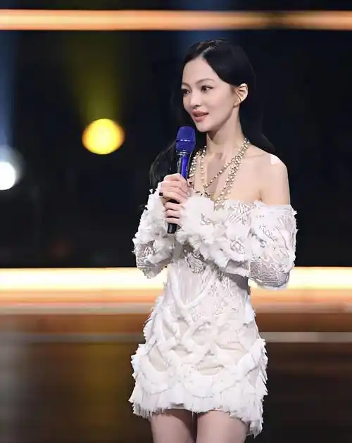 初春火了一种西装,叫张韶涵的"黑西装",一身黑搭配美出新高度_颜色