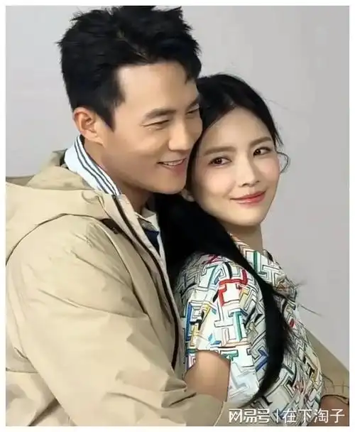 王灿坐杜淳大腿秀恩爱翻车男方用手推她表情被指一脸嫌弃