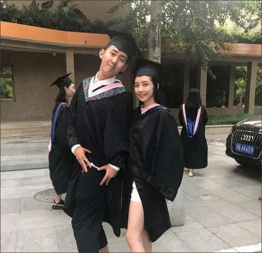 豆得儿与两个男同学搂肩搭辈亲密合影,看来,豆得儿异性缘很好!