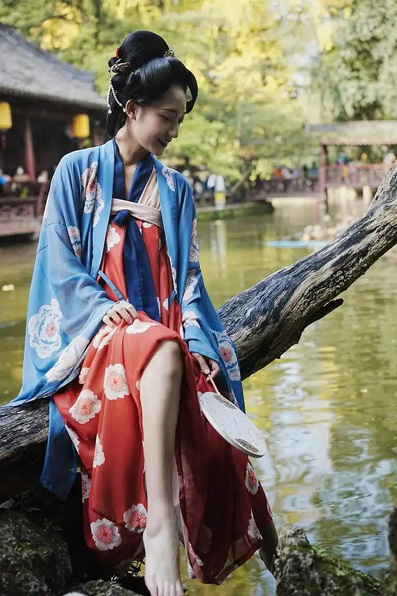 #汉服 #古风 年年岁岁花相似 岁岁年年人不同 - 抖音