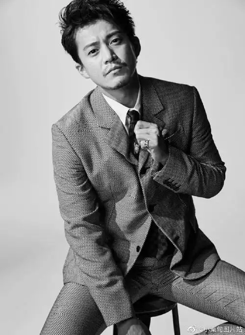 小栗旬# 黑白杂志照 来自是茉莉哇_mia_ - 微博