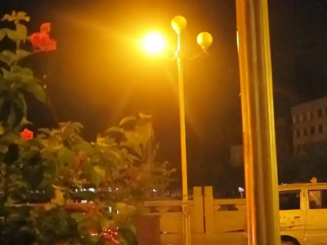 我用佳能g12拍路灯的时候曝光很严重,灯泡的影都没拍出来,只拍出了