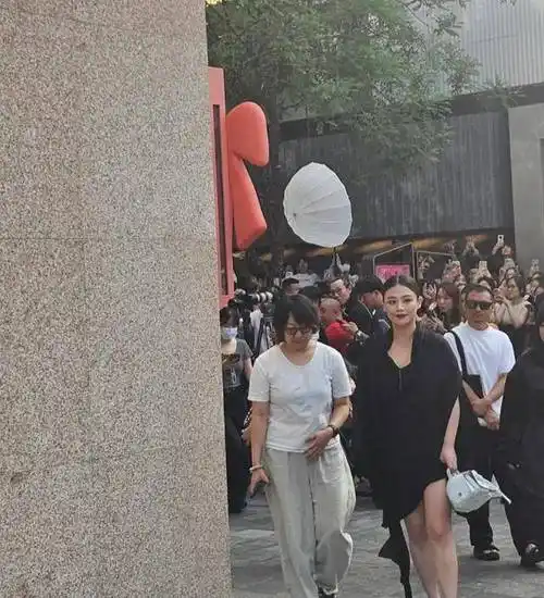 真的是好丑,照片也是拍的一言难尽,显得马思纯整个背特别厚实,体态也