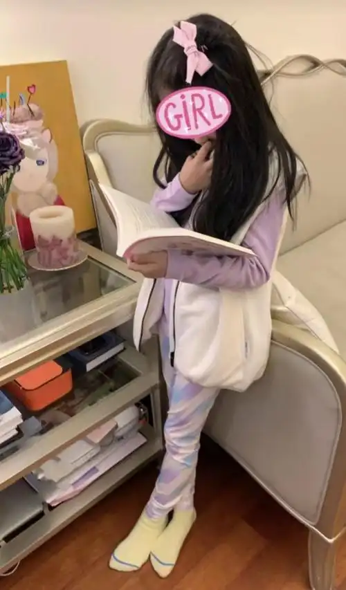 伊能静晒7岁女儿近照米粒身高优越像爸爸梨涡浅笑越来越漂亮