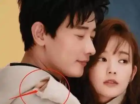 罗晋李一桐暧昧,二人拍摄情侣写真,手放的位置成亮点_合体_因为_袖口
