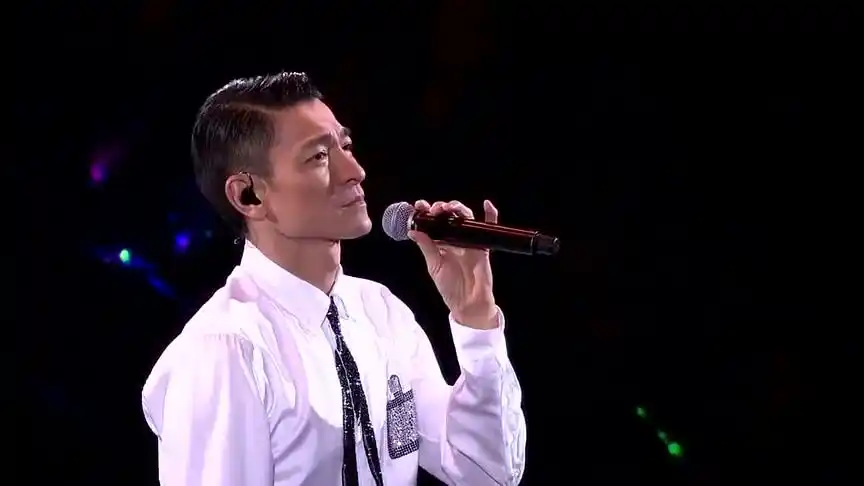 刘德华演唱会现场动情献唱《心只有你》这声音绝了,如此美妙动听