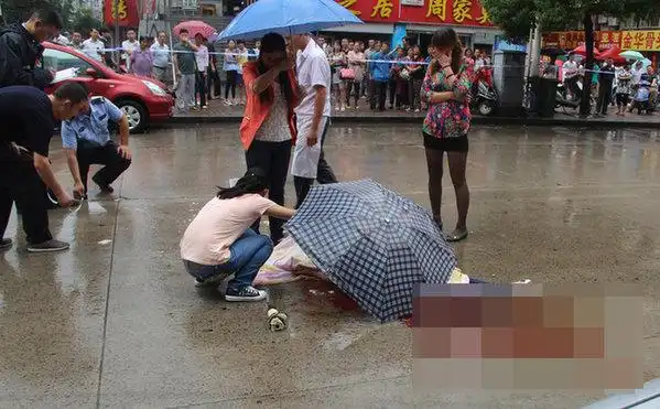 事发路段,撞倒一名放学回家的轻工中学女生蔡某,致11岁的蔡某当场死亡