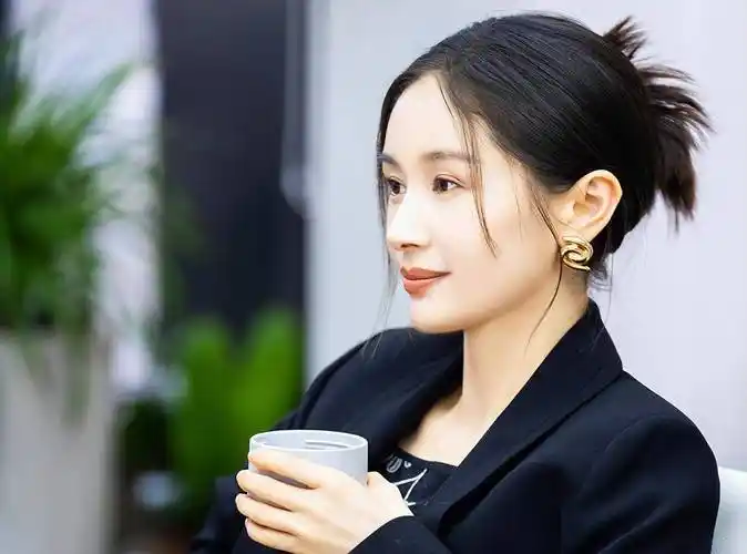 王子文懒得应对离婚传闻,《三体》等待现场照,穿着军大衣还冻红了鼻子