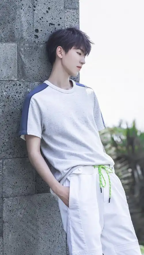 王俊凯侧拍#感受下王俊凯侧颜杀～完美的侧脸 精致的轮廓太优越了