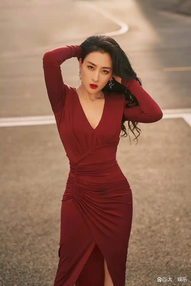 四十多岁的马苏,身材性感火辣,引人注目!