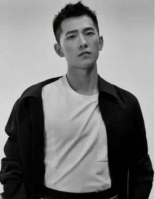 剪了短发之后,整个人都显得更有男人味了,看起来更精神,更硬朗.