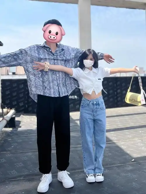 丑就给自己加了个口罩贴纸哈哈哈#小个子穿搭  #最萌身高差  #情侣