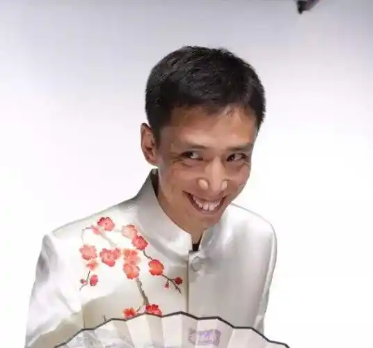 贾旭明他的表演风格可以用"怪"和"坏"来形容,深受剧场观众及网民的