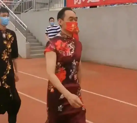 男老师们太拼了,身穿旗袍祝学生旗开得胜,网友评论褒贬不一