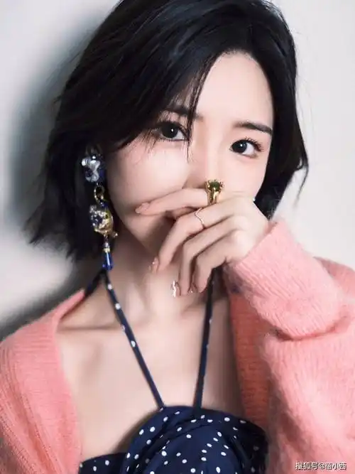 毛晓彤带火了"新年"穿搭:红毛衣 小白裙 短发,时髦洋气又显贵