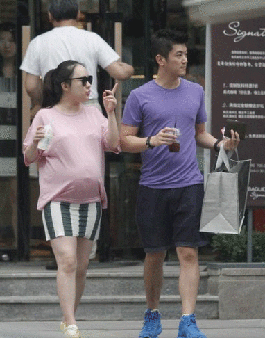 霍思燕挺超大孕肚逛街