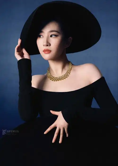 「时尚芭莎」4月刊新图拾遗  大片中,刘亦菲佩戴的bvlgari黄金项