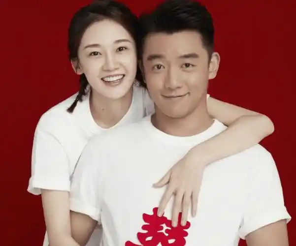 郑恺妻子苗苗喜添三胎被拍现身月子中心38度高温包裹严实