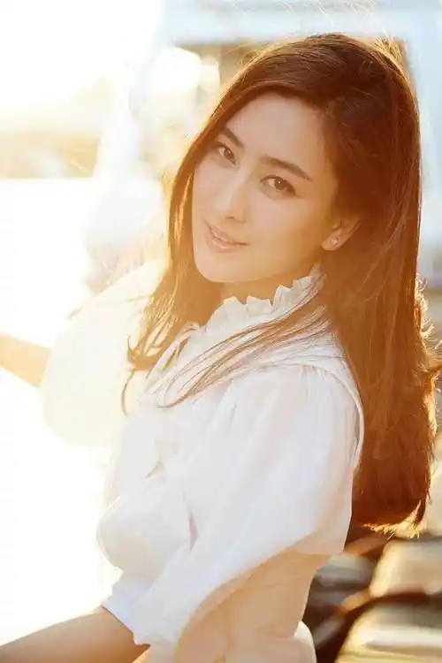 马苏,1981年2月17日出生于黑龙江省哈尔滨市,1998从解放军艺术学院