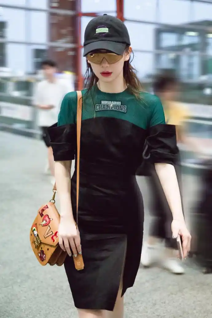 79戚薇活动照机场街拍照