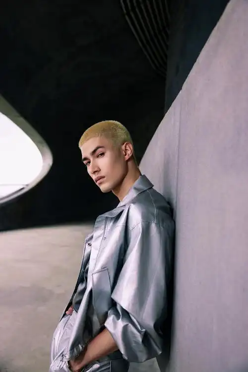 歌手@米卡mika用一身银色先锋未来装束登陆#兰蔻走进小黑瓶#夏日先锋