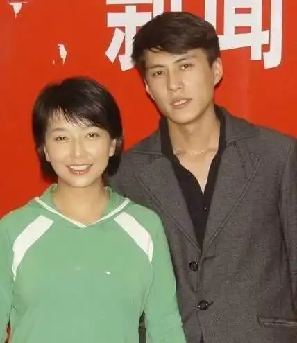 51岁江珊被爆与小15岁男友交往江女神简直冻龄美女