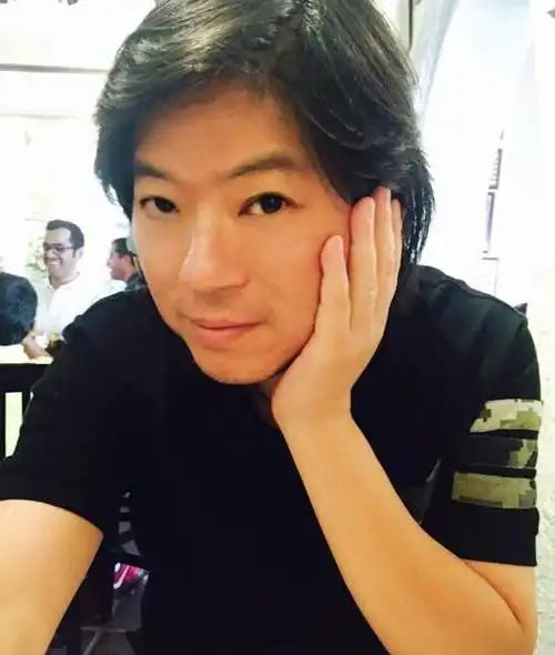 高晓松自拍照吓坏宝宝 换发型托腮卖萌似少女