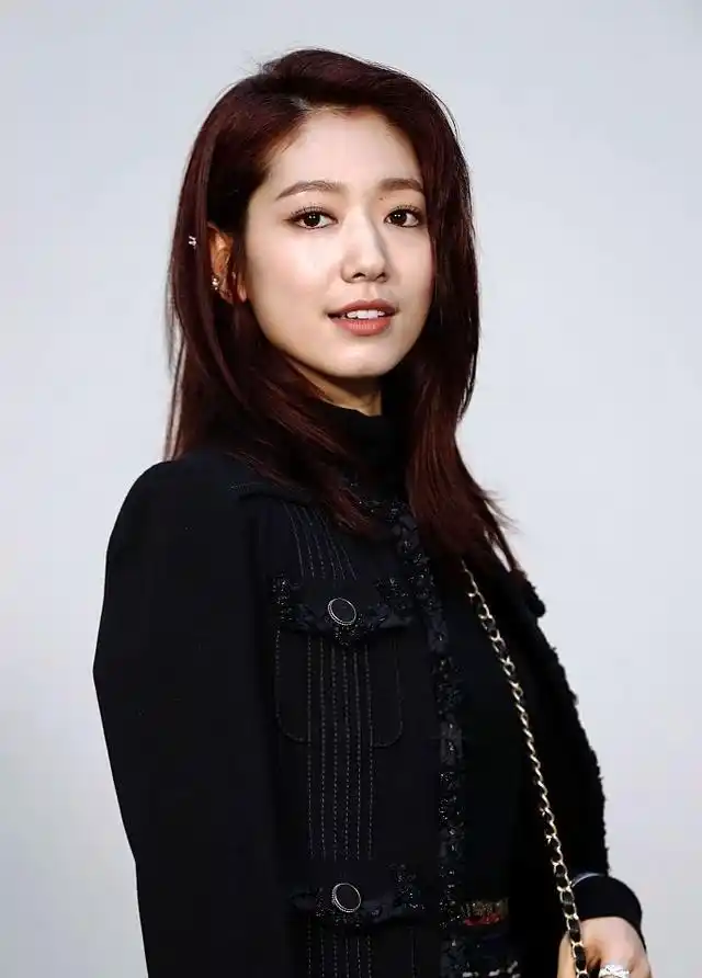 朴信惠亮相香奈儿高定大秀 黑夹克搭条纹长裙复古优雅