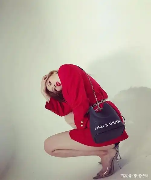 泫雅穿睡衣素颜出镜在便利店门口凹造型 放飞自我状态好