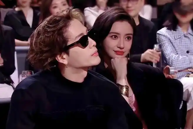 王嘉尔像拿着车钥匙走红毯##王嘉尔窄腰##王嘉尔帮angelababy扶外套