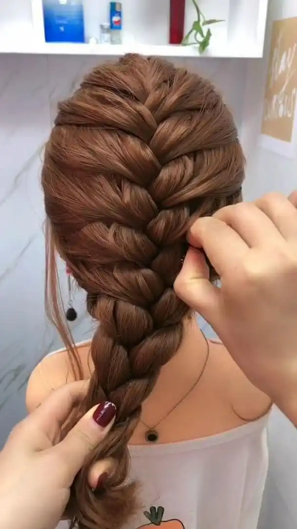 这样的鱼骨辫,估计没有女生会抵抗住它的魅力