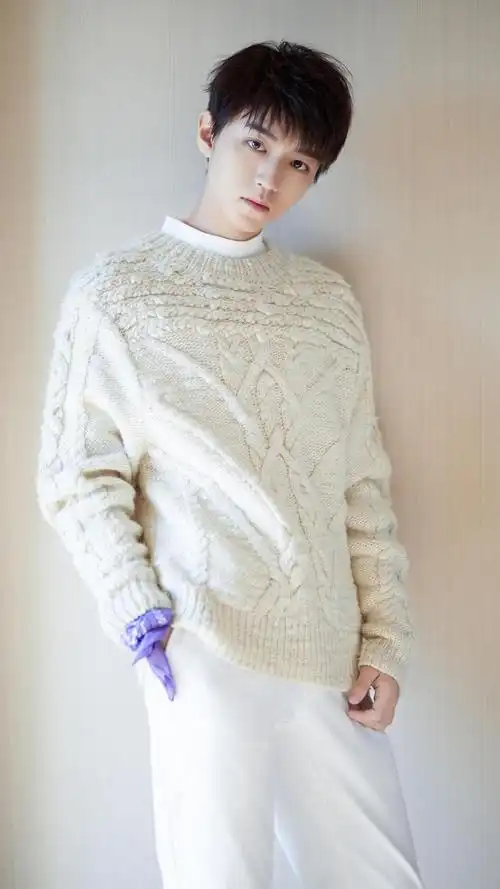 王俊凯白色毛衣写真