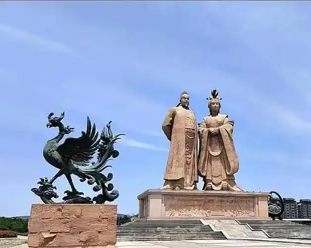 驱车刚来到乾陵景区东门,便被武则天和李治那巍峨雄伟的雕塑所深深