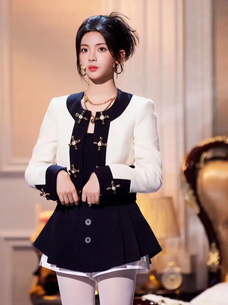 杨超越复古公主风穿搭,大长腿吸睛无数  近日,杨超越的一身复古公主