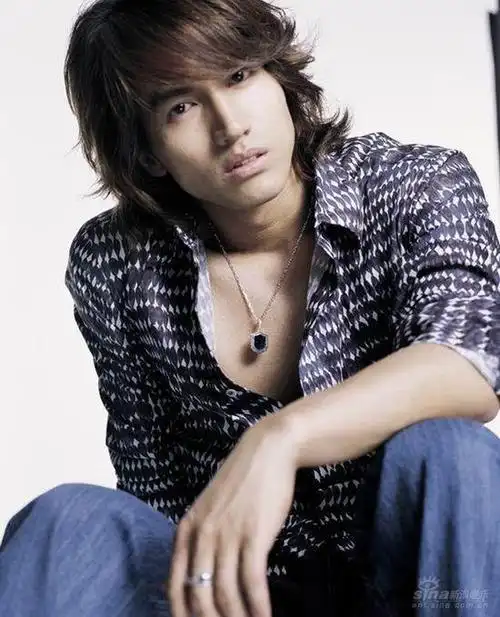 偶像剧男神-----言承旭  罗志祥 两位都是拍摄过偶像剧的男演员,在