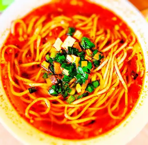 舌尖上的灵台,吃个鸡,咥个面,你就是陇东街上最靓的仔_美食