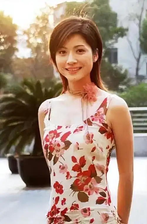 上海知名主持人吉雪萍近照曝光短发造型干练知性47岁保养得当