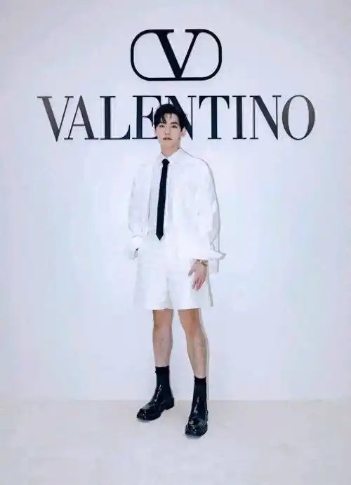 路人镜头下的杨洋,无美颜,无滤镜,真实"腿长"一目了然_身高_目的_显高