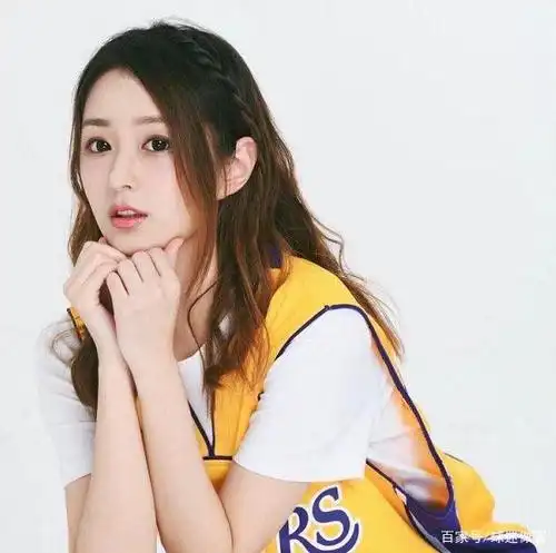 nba主播小七,近月宣布恋情,上围傲人的她,就需要有钱男?