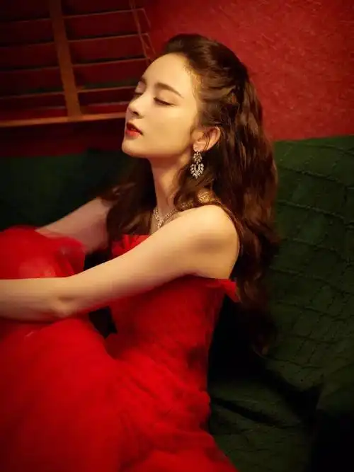 古力娜扎穿鱼尾裙秀好身材手捧玫瑰气质超