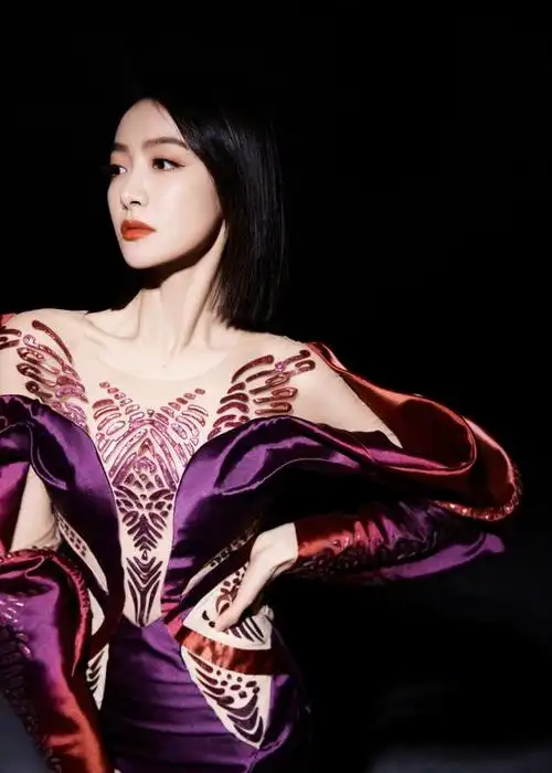 宋茜紫色绸缎锦长礼裙展示塑身收腰好身材裙摆开叉设计是一个亮点