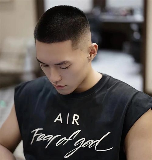 美式寸头既有硬朗又有摩登时尚风,圆寸一般分为美式圆寸