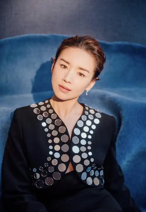 董洁现身活动,穿着亮片小马甲好帅气,凹出细腰长腿惹人羡