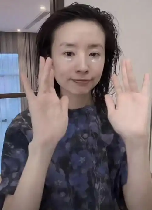 董洁素颜生图太惊艳!苹果肌饱满红润,越来越"少女"了