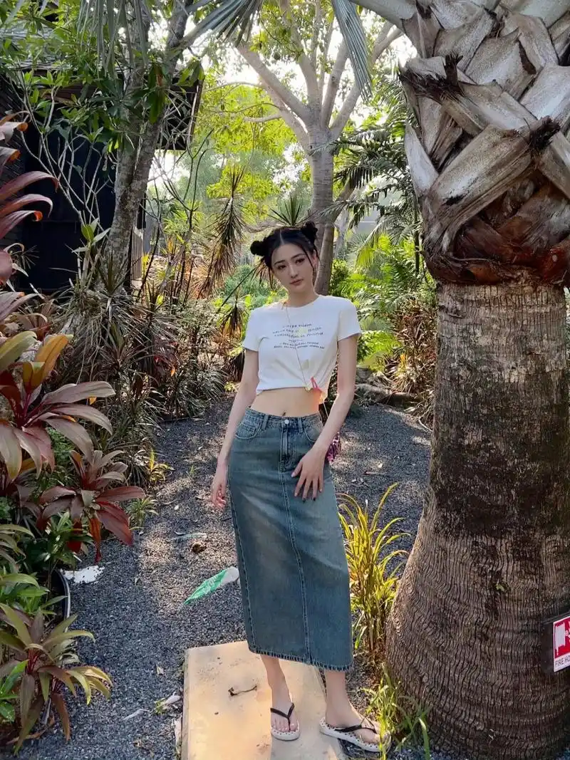 徐璐大长腿配凉拖漏出白嫩光滑的小脚丫,性感又不失风度.