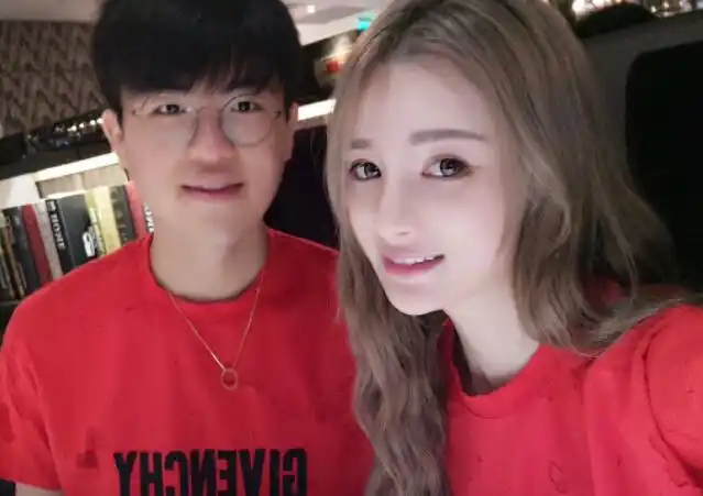 它伴随了姿态7年,曾为他介绍女友,而今又陪他再度改变