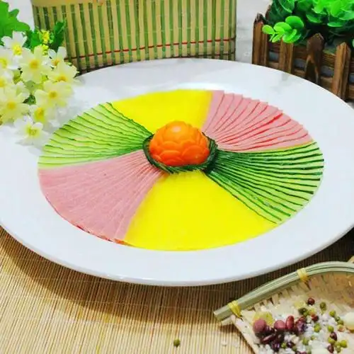 花式冷拼是由一般的冷菜拼盘逐渐发展而成的,发源于中国,是悠久的中华